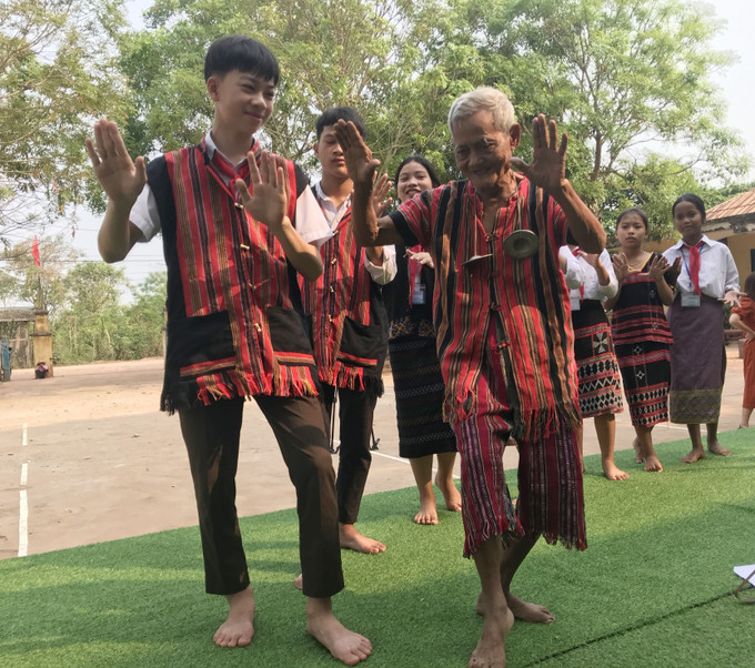 Các học sinh rất thích thú với các buổi sinh hoạt của câu lạc bộ dân ca, Vân Kiều - Pakô. Ảnh: Thanh Thủy-TTXVN Quảng Trị đưa văn hoá dân gian đồng bào dân tộc thiểu số Pakô-Vân Kiều vào giáo dục học đường ảnh 2