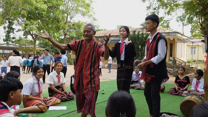 Một buổi sinh hoạt của Câu lạc bộ dân ca Vân Kiều, Pa Kô. Ảnh: Thanh Thủy-TTXVN Quảng Trị đưa văn hoá dân gian đồng bào dân tộc thiểu số Pakô-Vân Kiều vào giáo dục học đường ảnh 7