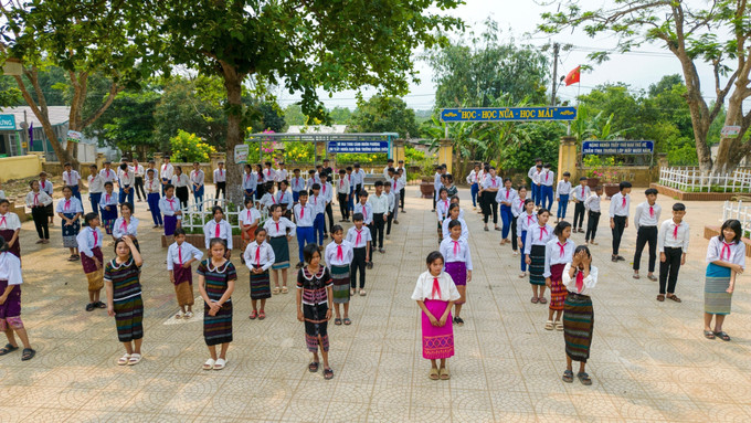 Các học sinh của Trường Tiểu học và THCS A Xing, huyện Hướng Hóa, tỉnh Quảng Trị mang áo quần truyền thống của đồng bào dân tộc mình vào ngày sinh hoạt câu lạc bộ. Ảnh: Thanh Thủy-TTXVN Quảng Trị đưa văn hoá dân gian đồng bào dân tộc thiểu số Pakô-Vân Kiều vào giáo dục học đường ảnh 10