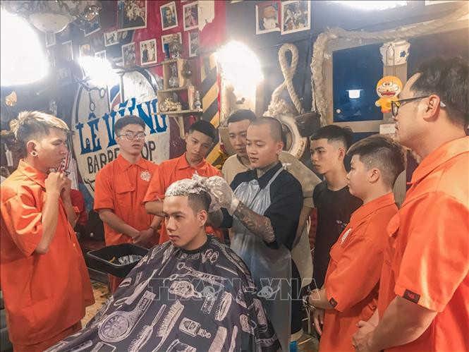 Anh Lê Văn Vững đang truyền nghề cho các học viên. Ảnh: Ánh Tuyết - TTXVN Tiệm cắt tóc thiện nguyện trên đất Tây Đô ảnh 1