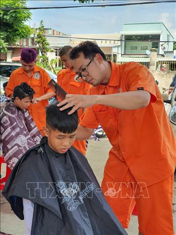 Nhóm thiện nguyện cắt tóc miễn phí cho người dân tại Tịnh xá Ngọc Liên (huyện Cờ Đỏ, thành phố Cần Thơ). Ảnh: Ánh Tuyết – TTXVN Tiệm cắt tóc thiện nguyện trên đất Tây Đô ảnh 3