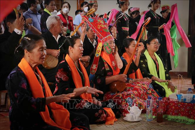 Với lối hát Then truyền thống, như kể, xin, bà Then cầu cúng cho bà con trong bản, trong xã những điều tốt đẹp, luôn khỏe mạnh, no ấm, cầu cho mưa thuận gió hòa, cho mùa màng tươi tốt. Ảnh: Nguyễn Oanh-TTXVN Độc đáo Lễ cúng Then của dân tộc Thái tại Phong Thổ, Lai Châu ảnh 2