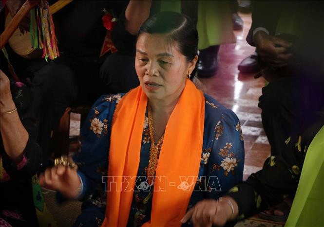 Các bà Then phụ múa hát tại lễ cúng Then. Ảnh: Nguyễn Oanh-TTXVN Độc đáo Lễ cúng Then của dân tộc Thái tại Phong Thổ, Lai Châu ảnh 4