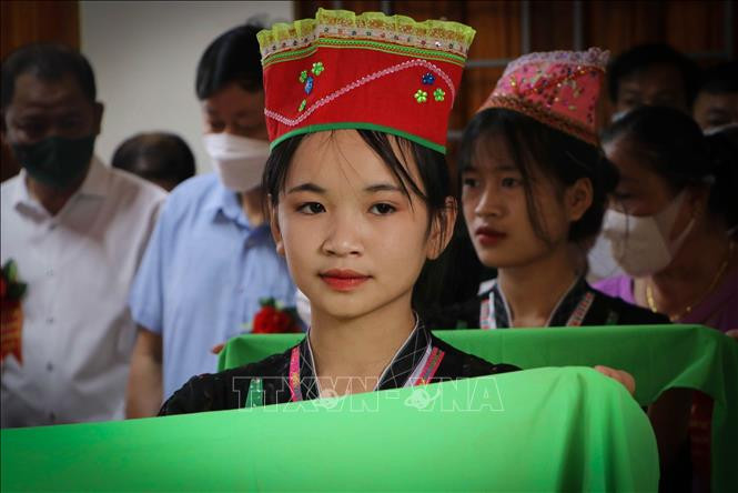 Các cô gái Thái xinh đẹp được chọn là Sao Chẩu. Họ đứng chung quanh bà Then diễn xướng trong lễ cúng Then. Ảnh: Nguyễn Oanh-TTXVN Độc đáo Lễ cúng Then của dân tộc Thái tại Phong Thổ, Lai Châu ảnh 9