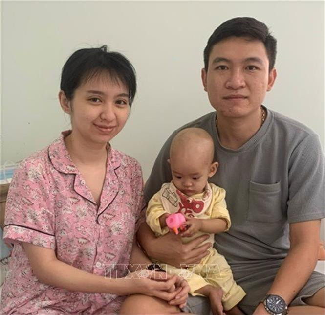 Sức khoẻ bệnh nhi hiện ổn định sau khi điều trị và phẫu thuật. Ảnh: TTXVN phát Điều trị thành công u nguyên bào thận hai bên kích thước lớn ở trẻ em ảnh 3