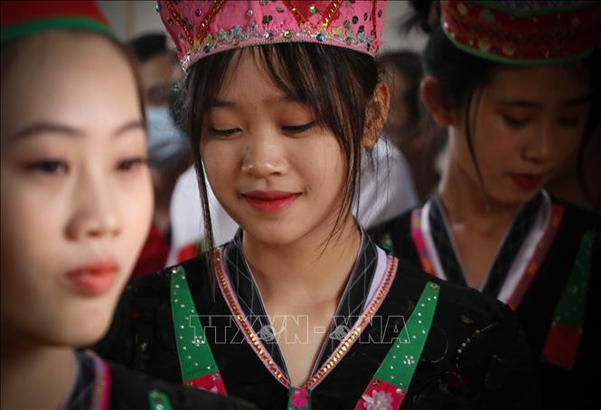 Các cô gái Thái xinh đẹp được chọn là Sao Chẩu. Họ đứng chung quanh bà Then diễn xướng trong lễ cúng Then. Ảnh: Nguyễn Oanh-TTXVN Độc đáo Lễ cúng Then của dân tộc Thái tại Phong Thổ, Lai Châu ảnh 8