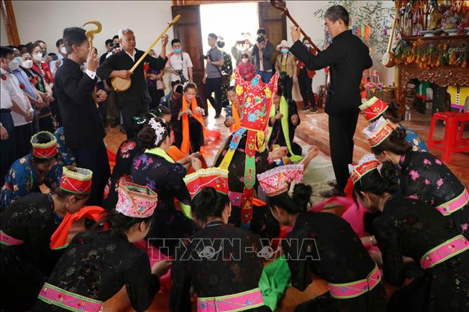 Bà Then và các Sao Chẩu vừa hát vừa diễn xướng tại Lễ cúng Then. Ảnh: Nguyễn Oanh-TTXVN Độc đáo Lễ cúng Then của dân tộc Thái tại Phong Thổ, Lai Châu ảnh 5