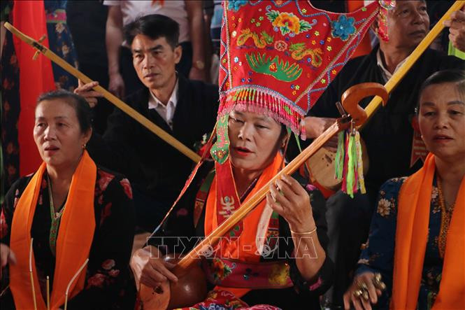Khi vào hành lễ, bà Then cầm đàn tính tẩu diễn xướng cầu mong Trời và các đấng thần linh phù hộ những điều tốt đẹp cho bà con dân bản. Ảnh: Nguyễn Oanh-TTXVN Độc đáo Lễ cúng Then của dân tộc Thái tại Phong Thổ, Lai Châu ảnh 6