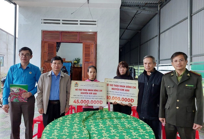 Công đoàn ngành Nông nghiệp và Phát triển nông thôn, Sở Nông nghiệp và Phát triển nông thôn Đắk Lắk trao quà cho thân nhân của nạn nhân để hỗ trợ gia đình sớm ổn định cuộc sống. Ảnh: Tuấn Anh – TTXVN Đắk Lắk: Hỗ trợ gia đình kiểm lâm tử vong trong khi làm nhiệm vụ ảnh 1