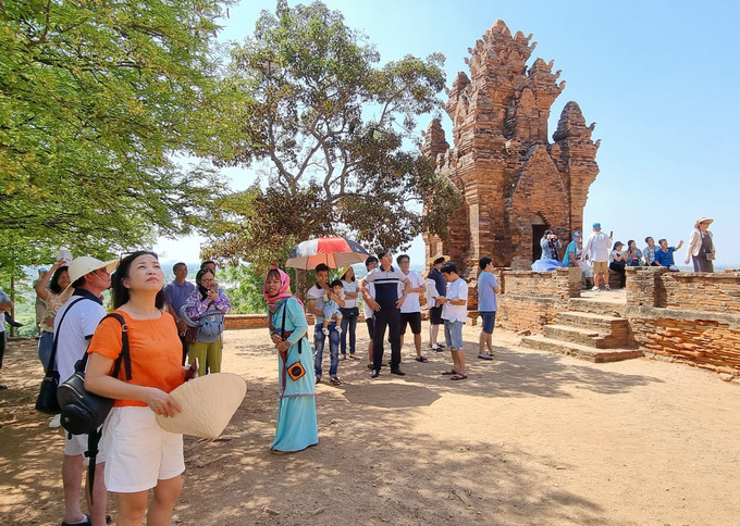 Khách du lịch tham quan Di tích quốc gia đặc biệt Tháp Po Klong Garai (phường Đô Vinh, thành phố Phan Rang – Tháp Chàm). Ảnh: Nguyễn Thành – TTXVN Du lịch Ninh Thuận phục hồi đà tăng trưởng nhanh ảnh 3