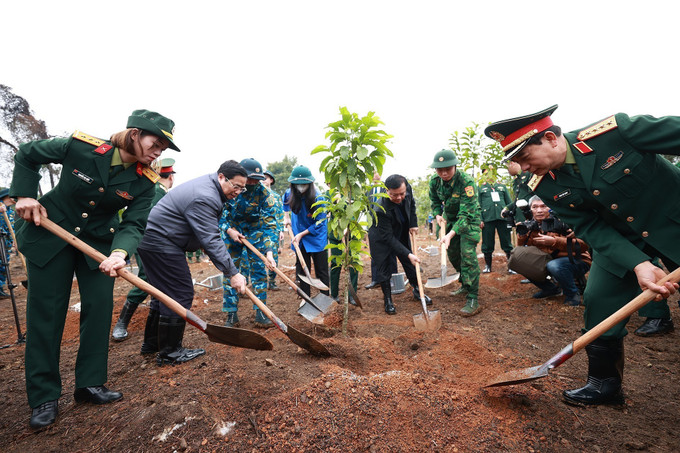 Thủ tướng Phạm Minh Chính trồng cây tại Lễ phát động “Tết trồng cây Đời đời nhớ ơn Bác Hồ”. Ảnh: Dương Giang-TTXVN Thủ tướng Phạm Minh Chính phát động Tết trồng cây Xuân Quý Mão ảnh 4