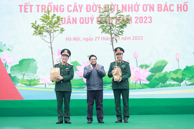 Thủ tướng Phạm Minh Chính tặng cây cho Bộ Tư lệnh Bảo vệ Lăng Chủ tịch Hồ Chí Minh. Ảnh: Dương Giang-TTXVN Thủ tướng Phạm Minh Chính phát động Tết trồng cây Xuân Quý Mão ảnh 2