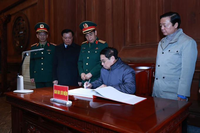 Thủ tướng Phạm Minh Chính ghi sổ lưu niệm tại Khu di tích K9. Ảnh: Dương Giang-TTXVN Thủ tướng Phạm Minh Chính phát động Tết trồng cây Xuân Quý Mão ảnh 1