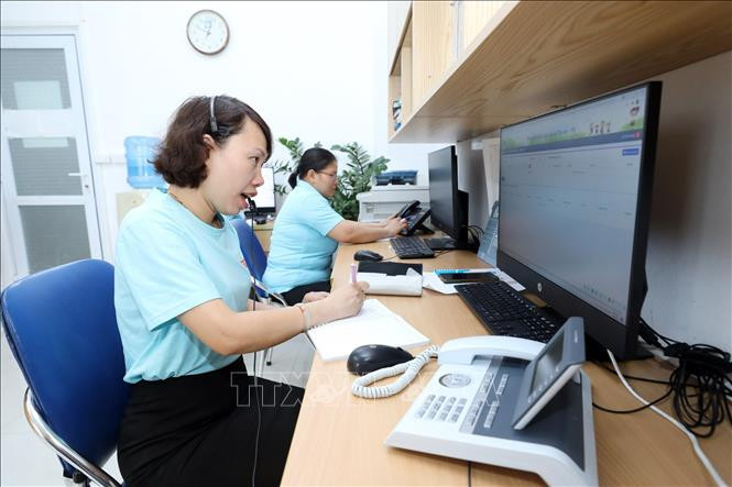 Nhân viên tư vấn của Tổng đài điện thoại quốc gia bảo vệ trẻ em 111 đặt tại Hà Nội trả lời các cuộc gọi. Ảnh: Anh Tuấn – TTXVN Tổng đài 111 - Nơi sẻ chia, bảo vệ trẻ em ảnh 2