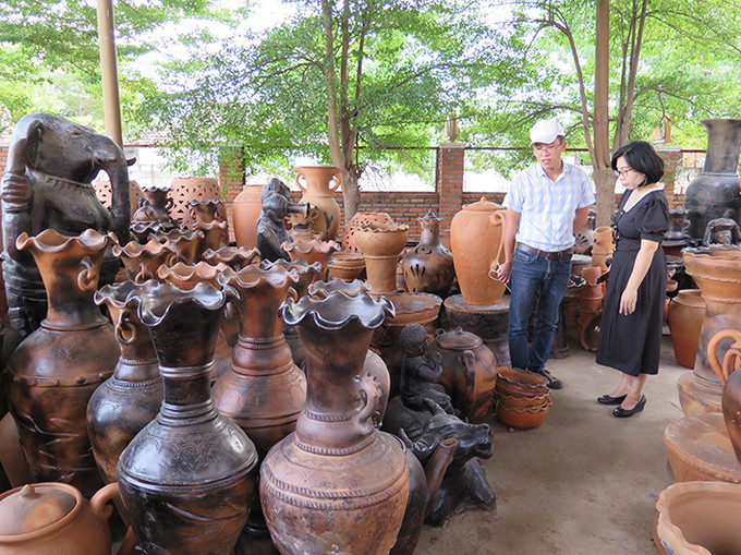 Sản phẩm gốm của Hợp tác xã gốm Chăm Bàu Trúc đã có chỗ đứng trên thị trường ở nhiều tỉnh, thành phố trong nước và xuất khẩu sang một số nước trên thế giới. Ảnh: Minh Hưng Ninh Phước phát huy vai trò hợp tác xã ở vùng đồng bào dân tộc ảnh 3