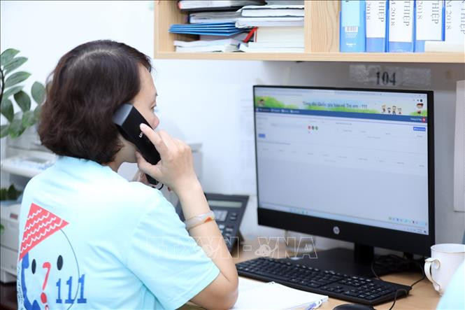 Chị Hoàng Lê Thủy, nhân viên tư vấn của Tổng đài điện thoại quốc gia bảo vệ trẻ em 111 đặt tại Hà Nội, trả lời các cuộc gọi. Ảnh: Anh Tuấn – TTXVN Tổng đài 111 - Nơi sẻ chia, bảo vệ trẻ em ảnh 3