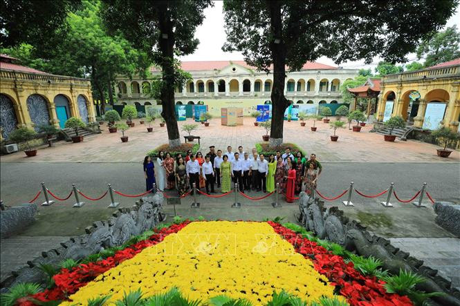 Du khách tham quan khu vực Điện Kính Thiên, đây là nơi cử hành các nghi lễ long trọng nhất của triều đình, nơi đón tiếp sứ giả nước ngoài và thiết triều bàn những việc quốc gia đại sự. Ảnh: TTXVN 1010 năm Thăng Long - Hà Nội: Di sản văn hóa thế giới Hoàng thành Thăng Long ảnh 7