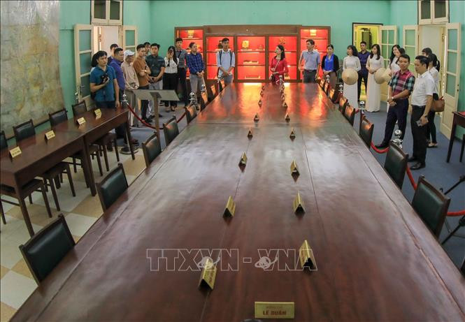 Du khách tham quan nhà D67 Khu A Bộ quốc phòng địa điểm Bộ Chính trị và Quân uỷ Trung ương đã đưa ra những quyết định lịch sử đánh dấu những mốc son của cách mạng Việt Nam. Ảnh: TTXVN 1010 năm Thăng Long - Hà Nội: Di sản văn hóa thế giới Hoàng thành Thăng Long ảnh 12