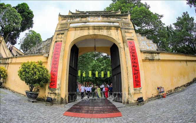 Du khách đến tham quan cửa Hành cung trong khu di tích Hoàng Thành Thăng Long. Ảnh: TTXVN 1010 năm Thăng Long - Hà Nội: Di sản văn hóa thế giới Hoàng thành Thăng Long ảnh 14