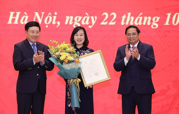 Thủ tướng Phạm Minh Chính và Phó Thủ tướng Thường trực Phạm Bình Minh trao Quyết định của Chủ tịch nước bổ nhiệm Bộ trưởng Bộ Y tế cho đồng chí Đào Hồng Lan. Ảnh: Dương Giang –TTXVN Thủ tướng Phạm Minh Chính trao Quyết định bổ nhiệm Bộ trưởng Bộ Y tế và Bộ trưởng Bộ Giao thông Vận tải ảnh 1