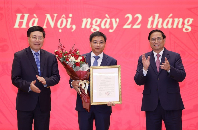 Thủ tướng Phạm Minh Chính và Phó Thủ tướng Thường trực Phạm Bình Minh trao Quyết định của Chủ tịch nước bổ nhiệm Bộ trưởng Bộ Giao thông Vận tải cho đồng chí Nguyễn Văn Thắng. Ảnh: Dương Giang –TTXVN Thủ tướng Phạm Minh Chính trao Quyết định bổ nhiệm Bộ trưởng Bộ Y tế và Bộ trưởng Bộ Giao thông Vận tải ảnh 2