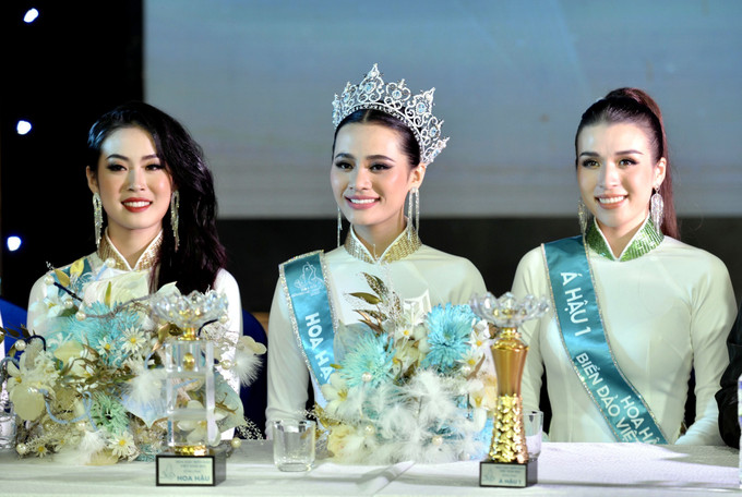 Top 3 Hoa hậu Biển đảo Việt Nam năm 2022 họp báo sau đăng quang. Ảnh: Thanh Vân - TTXVN Hoa hậu Biển đảo năm 2022 mong muốn đấu giá vương miện để giúp đỡ ngư dân, chiến sỹ ảnh 3