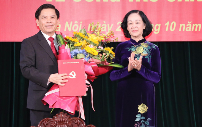 Trưởng Ban Tổ chức Trung ương Trương Thị Mai trao quyết định cho đồng chí Nguyễn Văn Thể. Ảnh: Phương Hoa - TTXVN Đồng chí Nguyễn Văn Thể được điều động, phân công giữ chức Bí thư Đảng ủy Khối các cơ quan Trung ương ảnh 1