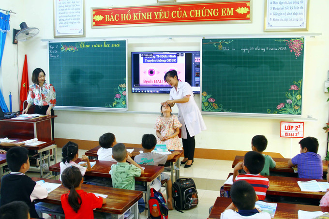 Nhân viên Y tế Trường Tiểu học Đức Ninh, xã Đức Ninh, thành phố Đồng Hới (Quảng Bình), hướng dẫn các học sinh nhỏ mắt đúng cách để phòng chống bệnh đau mắt đỏ. Ảnh: Tá Chuyên – TTXVN Quảng Bình: Tăng cường phòng, chống bệnh đau mắt đỏ trong trường học ảnh 2