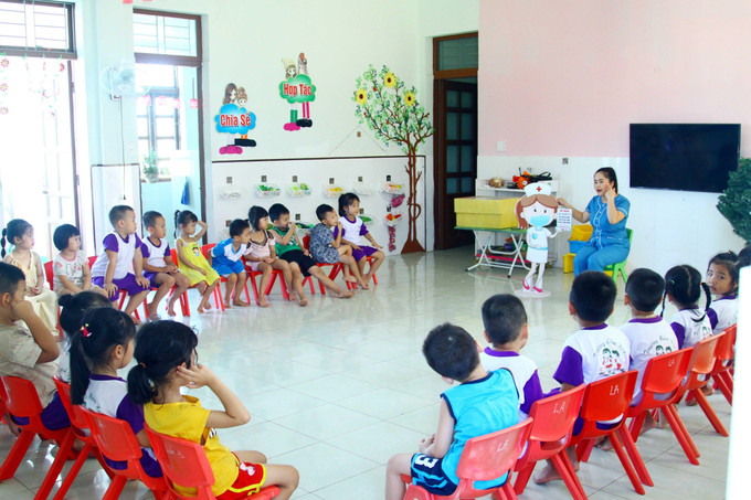 Giáo viên Trường Mầm non Phú Hải, phường Phú Hải, thành phố Đồng Hới (Quảng Bình) tích cực nhắc nhở các học sinh thực hiện tốt các bước phòng chống bệnh đau mắt đỏ. Ảnh: Tá Chuyên – TTXVN Quảng Bình: Tăng cường phòng, chống bệnh đau mắt đỏ trong trường học ảnh 4