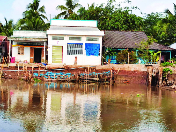 Những căn nhà nằm cách bờ sông gần 10 mét tiếp tục bị đe dọa sạt lở. Ảnh: Thanh Liêm Sạt lở nghiêm trọng tại quận Cái Răng ảnh 2