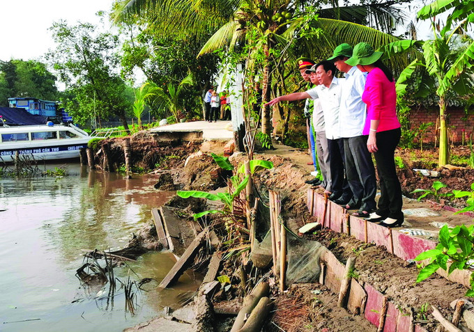 Lãnh đạo thành phố Cần Thơ khảo sát điểm sạt lở ở khu vực phường Tân Phú, quận Cái Răng (thành phố Cần Thơ). Ảnh: Thanh Liêm Sạt lở nghiêm trọng tại quận Cái Răng ảnh 4