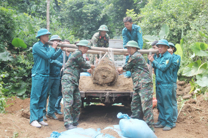 Lực lượng chức năng di dời, huy nổ quả bom. Ảnh: TTXVN phát Sơn La: Hủy nổ an toàn quả bom tồn sót sau chiến tranh ảnh 2
