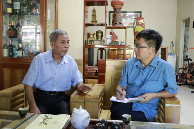 Tiến sỹ Nguyễn Văn Quang - Chủ tịch Hội Khoa học Lịch sử tỉnh Yên Bái trao đổi với phóng viên về chiến thắng Nghĩa Lộ. Ảnh: Tuấn Anh - TTXVN Yên Bái: Nhiều đổi thay sau 70 năm giải phóng Nghĩa Lộ ảnh 2
