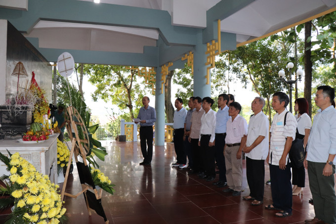 Đoàn đại biểu Liên hiệp các hội Khoa học và Kỹ thuật tỉnh, Hội Khoa học Lịch sử tỉnh, thị xã Nghĩa Lộ đến dâng hương tại Di tích lịch sử Căng - Đồn, thị xã Nghĩa Lộ. Ảnh: TTXVN phát Yên Bái: Nhiều đổi thay sau 70 năm giải phóng Nghĩa Lộ ảnh 4