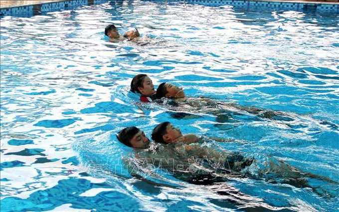 Cần mở nhiều lớp tập huấn về công tác phòng, tránh đuối nước cho trẻ em. Ảnh: TTXVN. Ngày Thế giới phòng, chống đuối nước 25/7: Kỹ năng bơi an toàn là "vaccine" giúp phòng, chống đuối nước ảnh 1