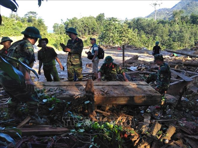 Lực lượng tìm kiếm tại hiện trường khu vực sạt lở Trà Leng, huyện Nam Trà My. Ảnh: TTXVN phát Vụ sạt lở tại Nam Trà My - Quảng Nam: 21 người ở hai xã Trà Leng và Trà Vân thoát nạn ảnh 2