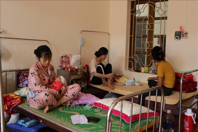 Hầu hết các phòng bệnh tại Khoa Nhi – Tổng hợp của Bệnh viện Sản nhi Yên Bái đều kín bệnh nhân. Ảnh: Đức Tưởng – TTXVN Yên Bái: bệnh nhi nhập viện tăng cao lúc giao mùa ảnh 3
