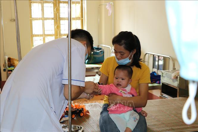 Bác sĩ Bệnh viện Sản nhi Yên Bái điều trị bệnh nhi mắc bệnh đường hô hấp. Ảnh: Đức Tưởng – TTXVN Yên Bái: bệnh nhi nhập viện tăng cao lúc giao mùa ảnh 2