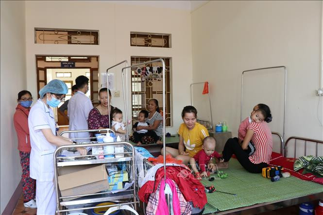 Các y, bác sĩ của Bệnh viện Sản nhi Yên Bái thăm khám sức khỏe bệnh nhi. Ảnh: Đức Tưởng – TTXVN Yên Bái: bệnh nhi nhập viện tăng cao lúc giao mùa ảnh 1