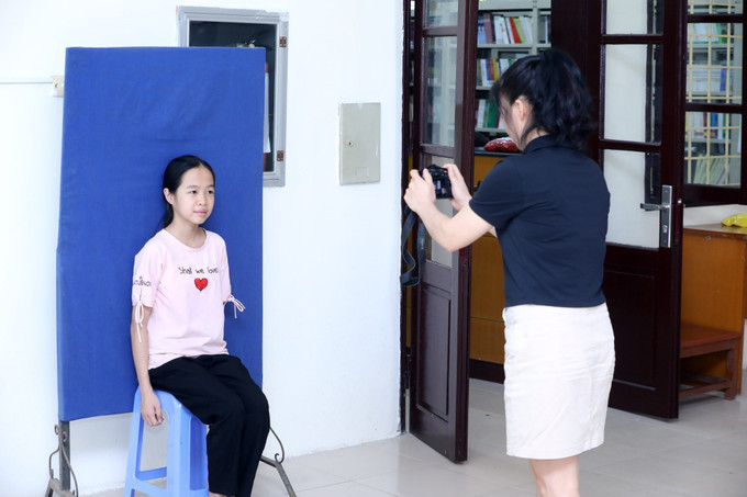Chụp ảnh làm thẻ bạn đọc cho thiếu nhi tại Thư viện tỉnh Lạng Sơn. Ảnh: Anh Tuấn – TTXVN Thư viện tỉnh Lạng Sơn đổi mới hoạt động, đưa sách đến với bạn đọc ảnh 3