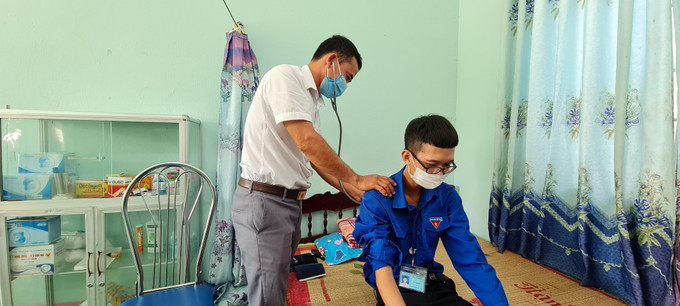 Học sinh trường THPT Phan Châu Trinh (huyện Ia Pa, tỉnh Gia Lai) được chăm sóc y tế tại trường. Ảnh: Hoài Nam - TTXVN Bảo hiểm y tế học sinh, sinh viên - chăm sóc sức khỏe toàn diện cho thế hệ trẻ ảnh 2