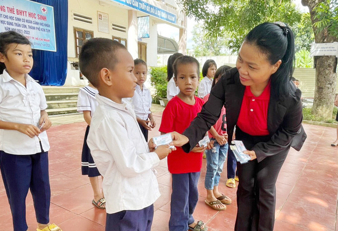 Trao tặng thẻ bảo hiểm y tế cho học sinh có hoàn cảnh khó khăn. Ảnh: baokontum.com.vn Kon Tum nỗ lực bao phủ bảo hiểm y tế ảnh 1