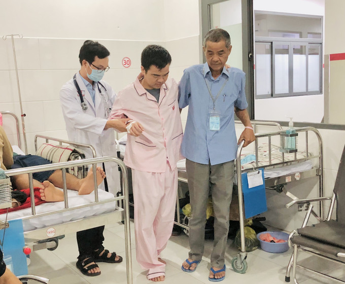 Bệnh nhân có thể bước đi sau can thiệp. Ảnh: TTXVN phát Điều trị thành công trường hợp dị dạng mạch máu tủy hiếm gặp ảnh 1