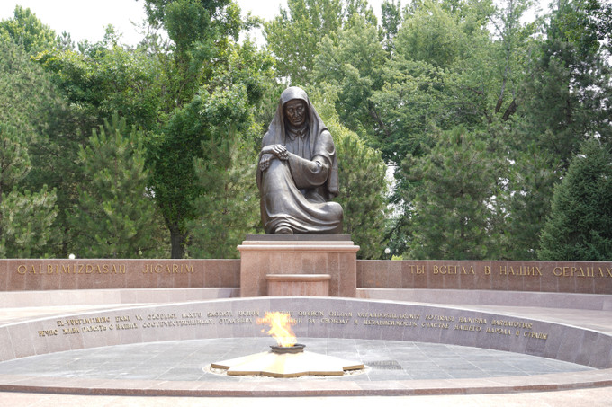 Tượng đài "Người mẹ đau khổ" và ngọn lửa vĩnh cửu ở thủ đô Tashkent. Ảnh: Duy Trinh - PV TTXVN tại Nga Uzbekistan, vùng đất với những di sản nghìn năm ảnh 10