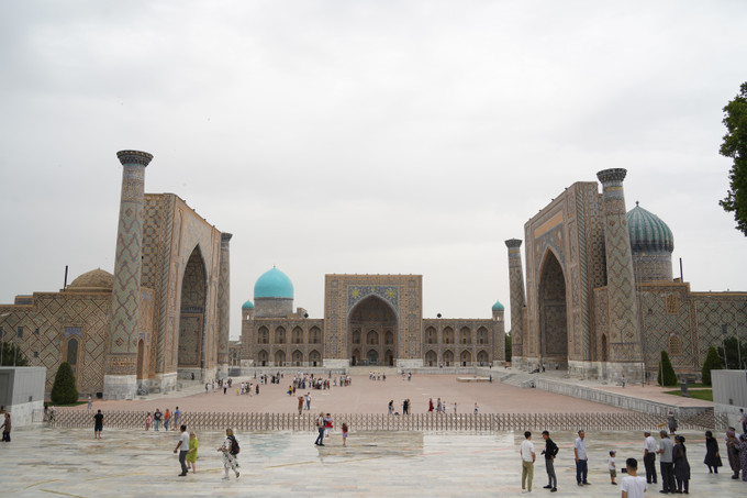 Quảng trường Registon (cát bao phủ) tuyệt đẹp ở cố đô Samarkand. Ảnh: Duy Trinh - PV TTXVN tại Nga Uzbekistan, vùng đất với những di sản nghìn năm ảnh 5