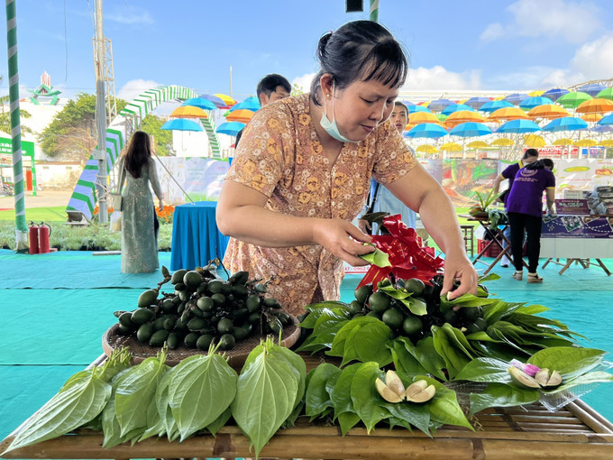 Nghệ nhân trình diễn cách têm trầu, trưng bày và thưởng thức trầu. Ảnh: TTXVN phát Đắm mình trong văn hóa ẩm thực, nghệ thuật dân gian tại "Ngày hội lá” ảnh 2