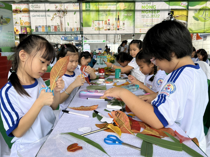 Hoạt động thi vẽ tranh trên lá. Ảnh: TTXVN phát Đắm mình trong văn hóa ẩm thực, nghệ thuật dân gian tại "Ngày hội lá” ảnh 3