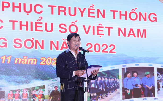 Phó Giám đốc Sở Văn hóa, Thể thao và Du lịch tỉnh Lạng Sơn Phan Văn Hòa phát biểu tại bế mạc Liên hoan trình diễn trang phục truyền thống và hát dân ca các dân tộc thiểu số Việt Nam trên địa bàn tỉnh Lạng Sơn năm 2022. Ảnh: Anh Tuấn – TTXVN Tôn vinh giá trị văn hóa, vẻ đẹp trang phục truyền thống, làn điệu dân ca các dân tộc tỉnh Lạng Sơn ảnh 1