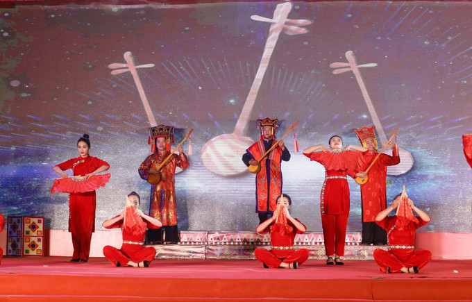 Một tiết mục đoạt giải trình diễn trong tối bế mạc Liên hoan. Ảnh: Anh Tuấn – TTXVN Tôn vinh giá trị văn hóa, vẻ đẹp trang phục truyền thống, làn điệu dân ca các dân tộc tỉnh Lạng Sơn ảnh 4
