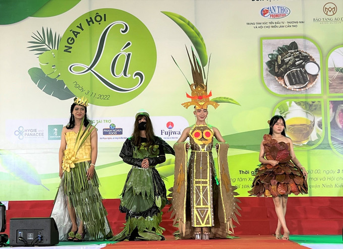 Trình diễn thời trang từ các loại lá cây. Ảnh: Ánh Tuyết – TTXVN Đắm mình trong văn hóa ẩm thực, nghệ thuật dân gian tại "Ngày hội lá” ảnh 4